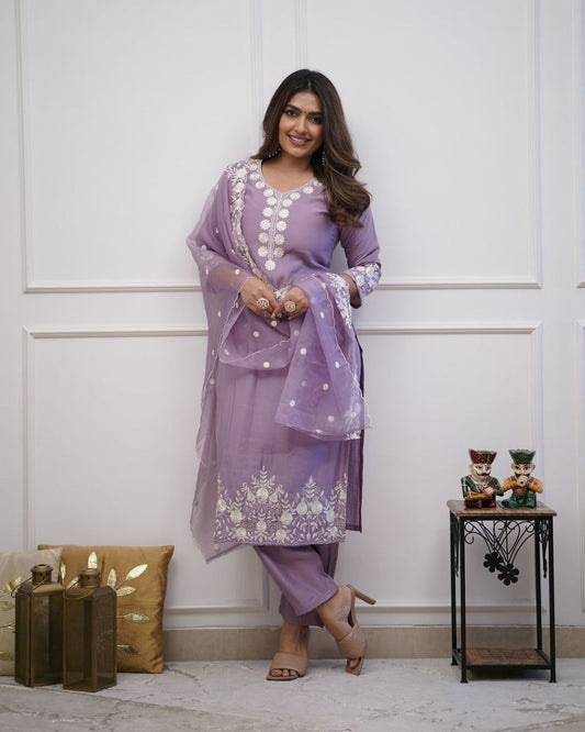 Vastrika - Kaarmugizh