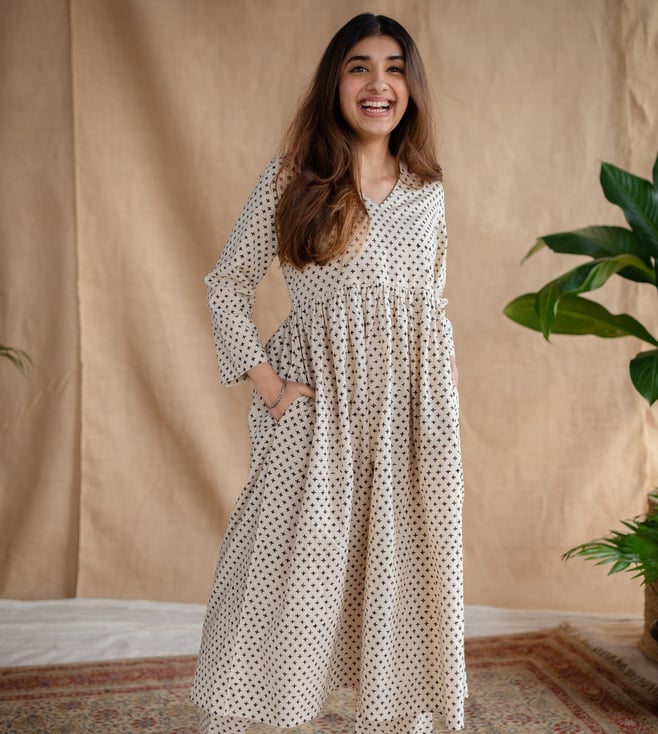 Vastrika - Kaarmugizh