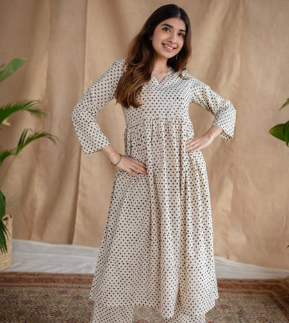 Vastrika - Kaarmugizh