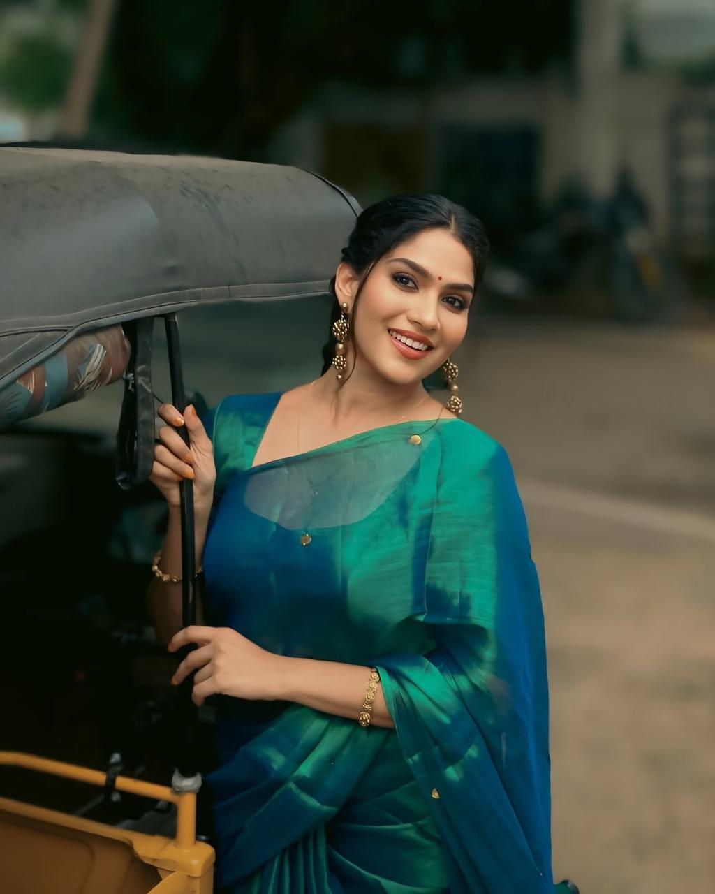 Minimalist - S01 - Kaarmugizh